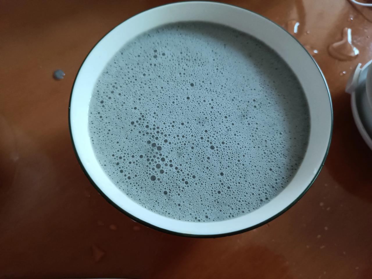 今天早餐吃小米
芝麻！2粒红枣
几粒莲子
一起打成糊
挺好吃哒
简单清淡
哈哈、