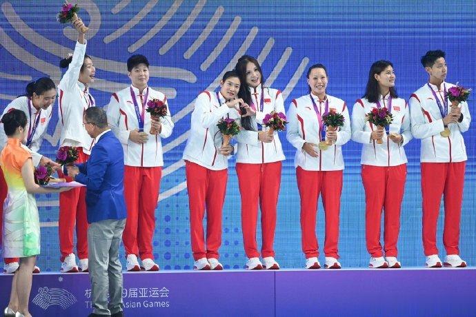 #颁奖仪式上的显眼包# 发博晒照：“俺两就是颁奖仪式上的“显眼包”这届#杭州亚运