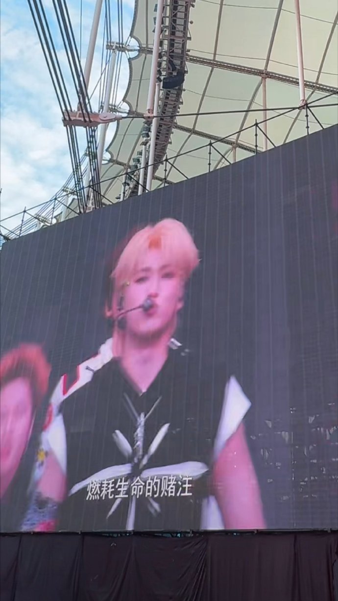 严浩翔新音金发造型 严浩翔粉金发 严浩翔新音金发造型，严浩翔粉金发，谁懂这个浩翔