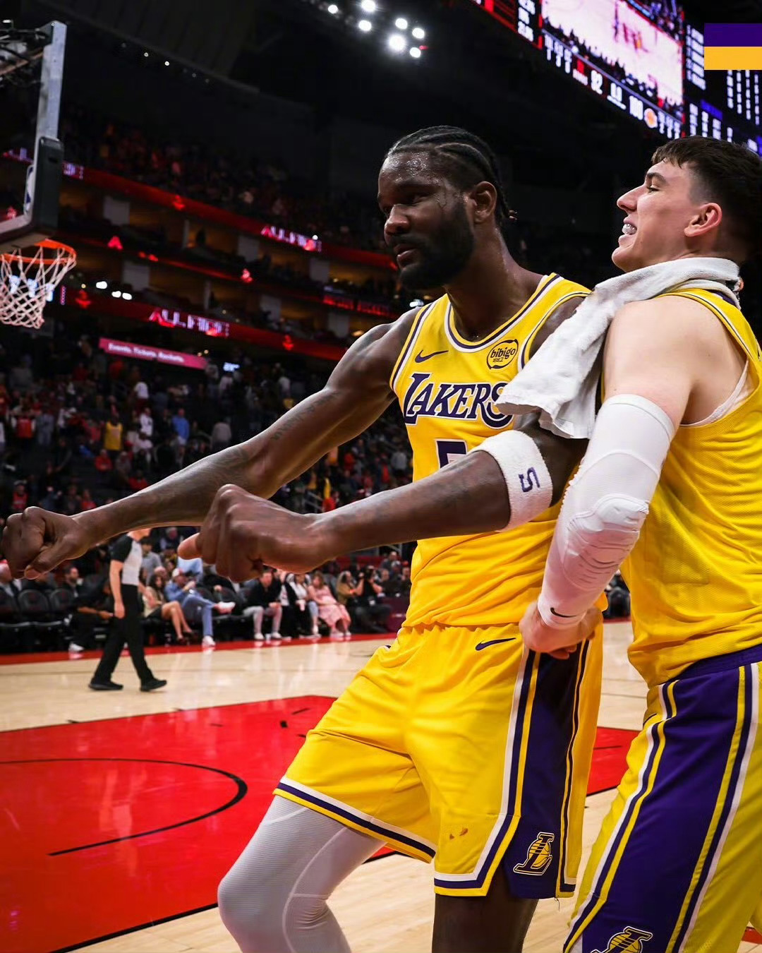 ESPN预测明日湖人vs火箭胜率: 湖人47.4％，火箭52.6％。明日比赛结束