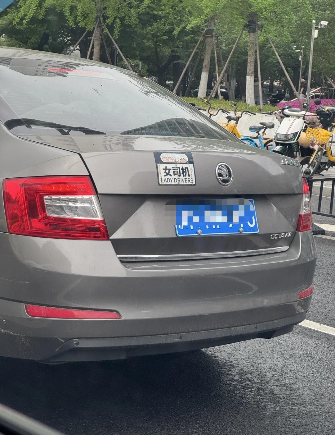 娇妻文学无处不在
这是在干什么。娇妻文学照进马路吗
被社会矮化，丑化，你也不争气