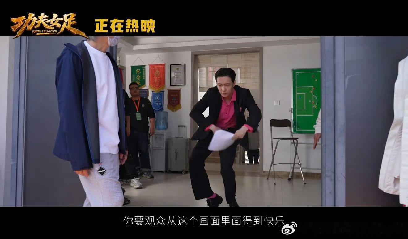 周星驰女足路演感谢观众 感谢所有不离不弃的影迷观众！星爷路演真情告白致谢众人，笃