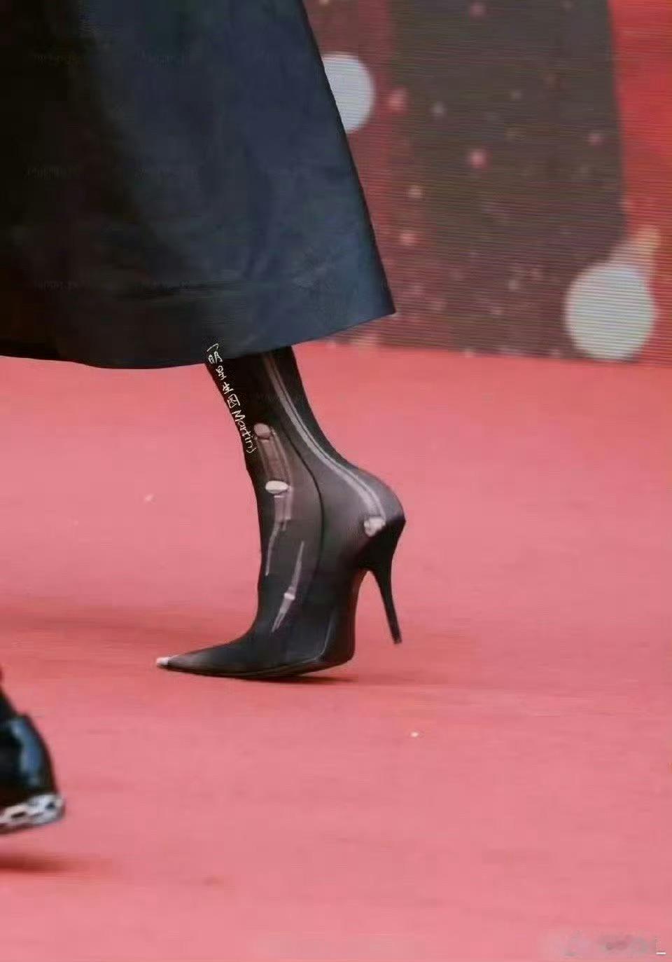 看到杨超越的袜子之后，看来以后破洞的袜子可以继续穿了 