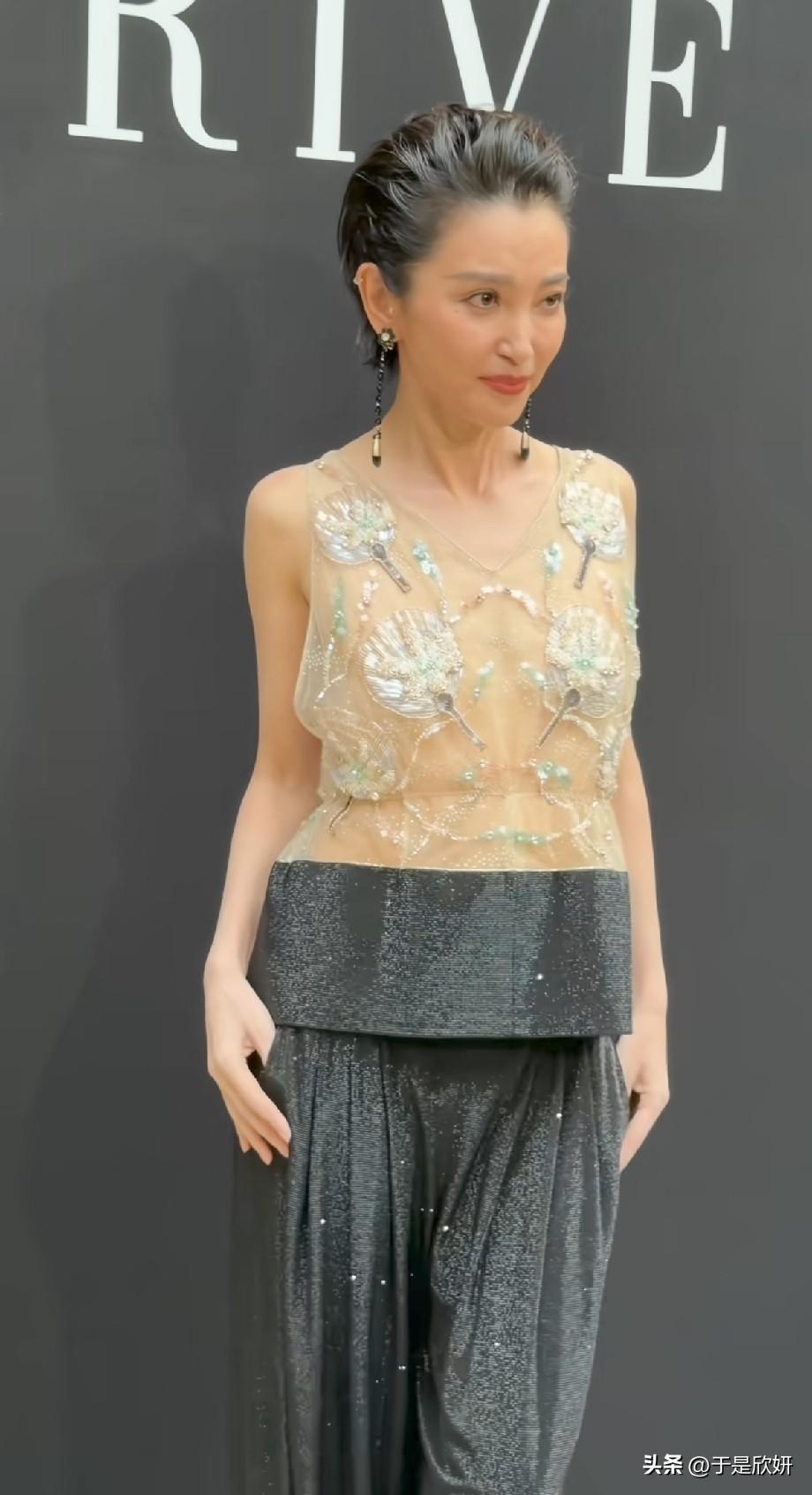 李冰冰现身Armani高定秀，一身华服难掩岁月沧桑，美人终究抵不过时光
 
巴黎