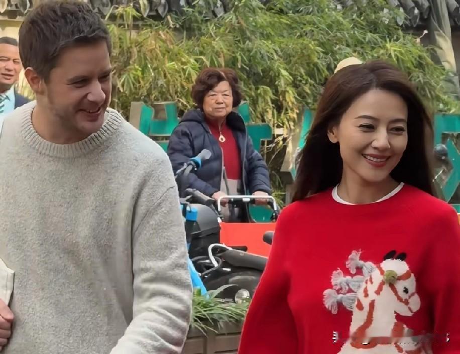 你们说，普通人穿红色毛衣能穿出这种感觉吗？😄
＃四川＃成都＃高圆圆