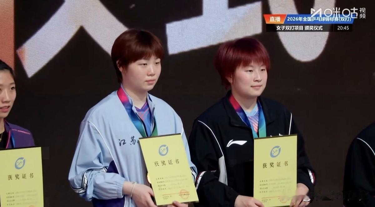 全锦赛女双登上领奖台的，全是女娃娃！
      北京时间今晚，2026全国乒乓