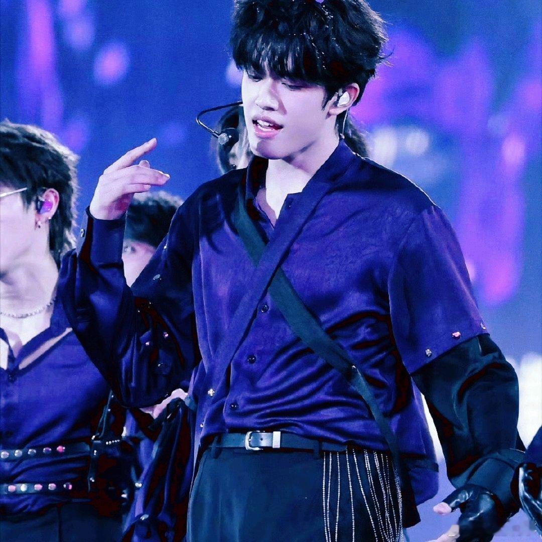 张极我们的明天唱得人好想哭张极深V造型 张极深V造型帅炸，瞬间吸睛无数！演唱《我