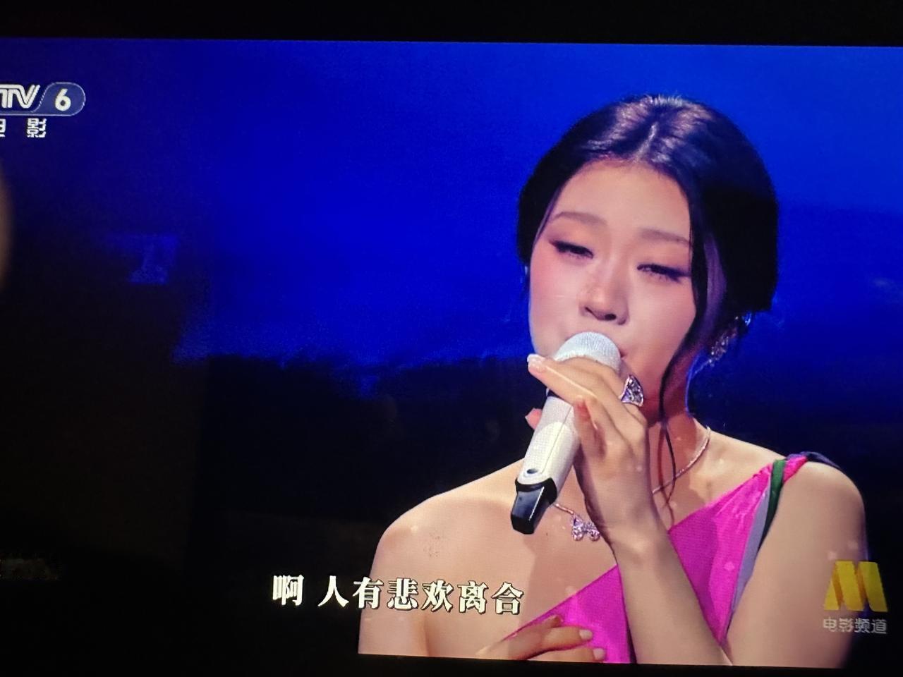 不服不行，单依纯绝对厉害👍。
一首《君》全场安静。
她唱的是真好。
虽然对这首