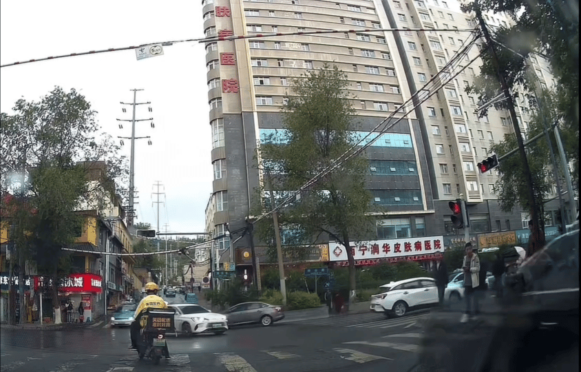 黑车跳起来给了白车一巴掌[允悲] ​​​