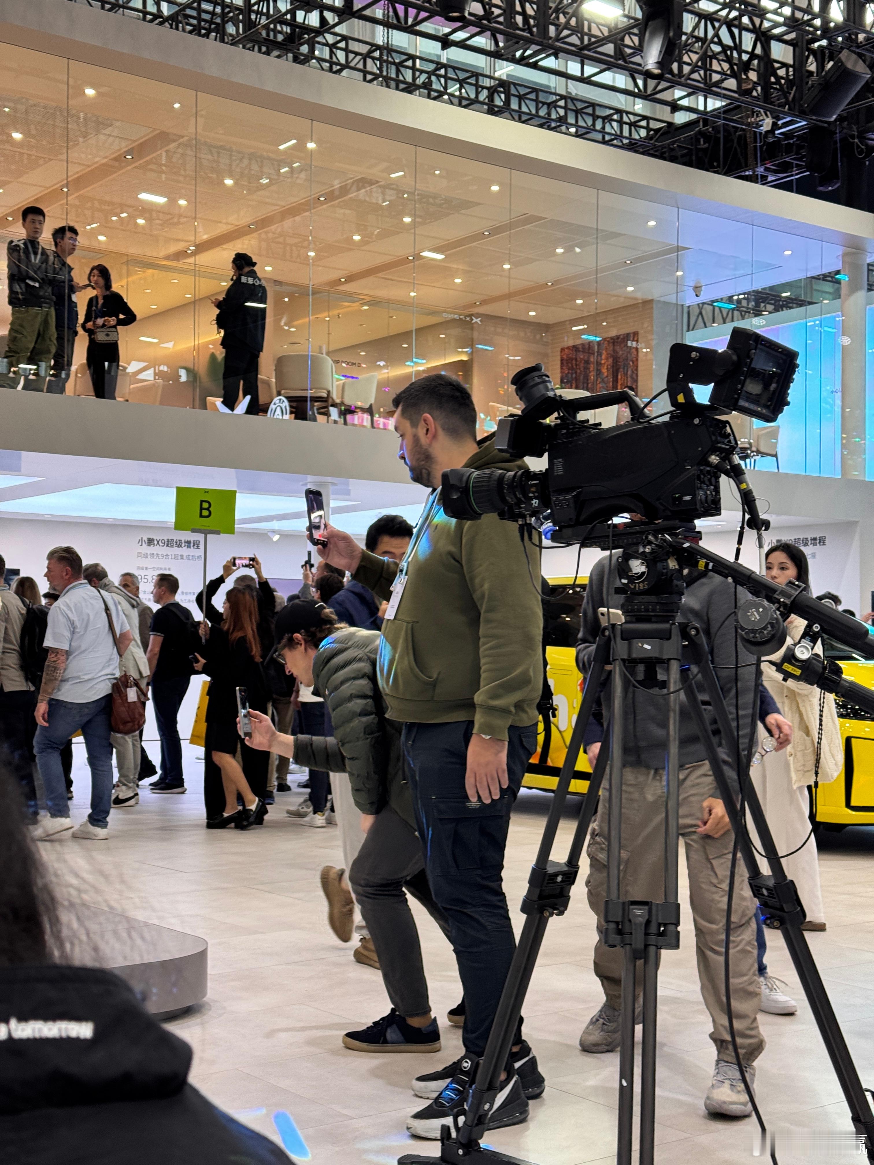 大事不好，在小鹏展台被外国友人包围了，整个会场最洋气的展台