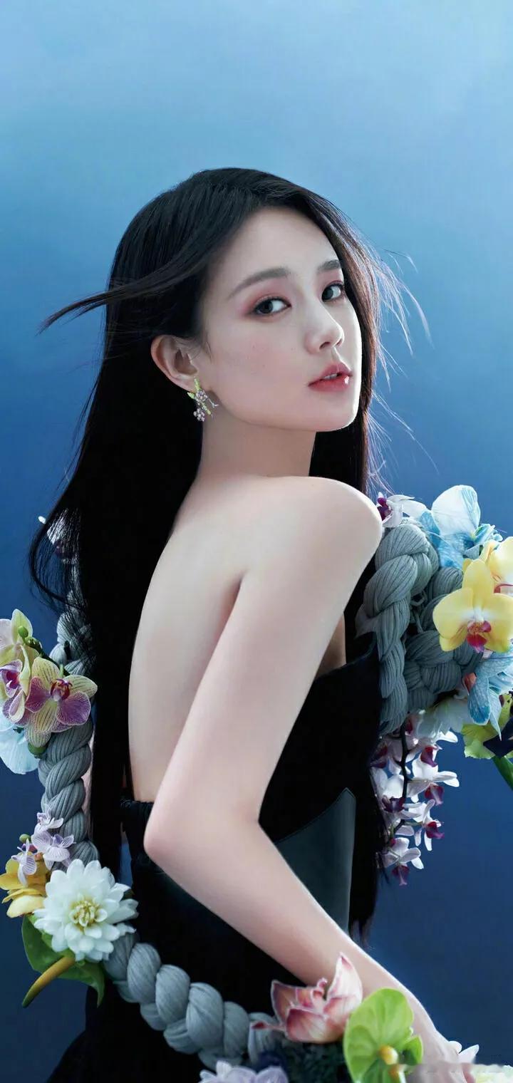 优雅黑裙，花环点缀，仙气满满！🌸👗