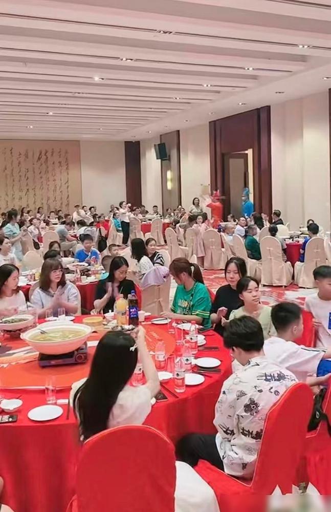堂妹结婚，我随礼随了1500块钱，礼账上呢却只给我写了400。这事儿我算是看明白