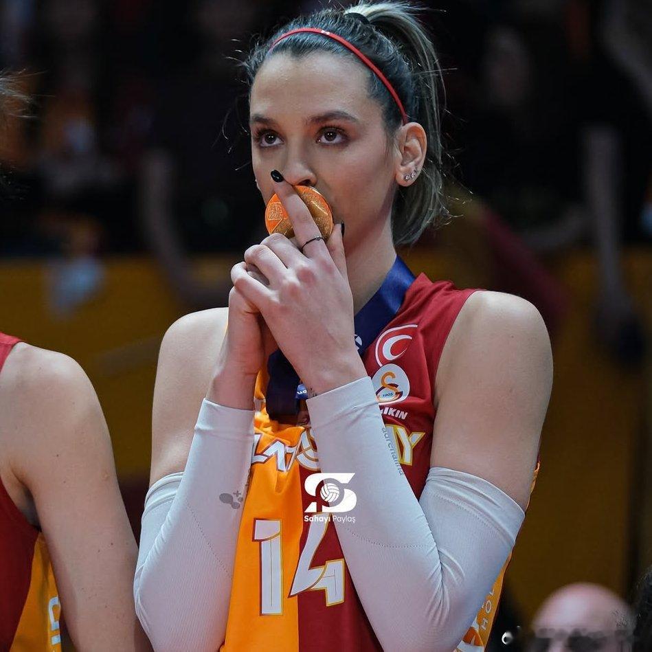 排球 ⚡️ 亚历克萨.卡鲁塔苏谈欧联杯夺冠：首先，我现在已经喊得完全失声了。夺冠