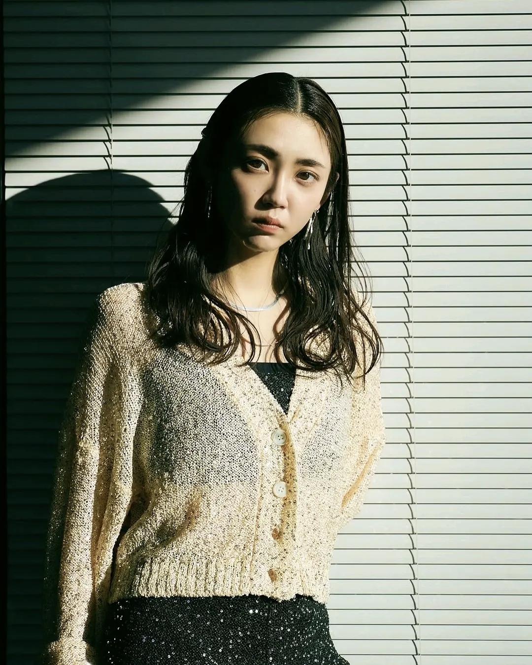 阳光下的温柔少女，黑白配的优雅穿搭。穿衣搭配很有特色，就是表情严肃，不苟言笑女生