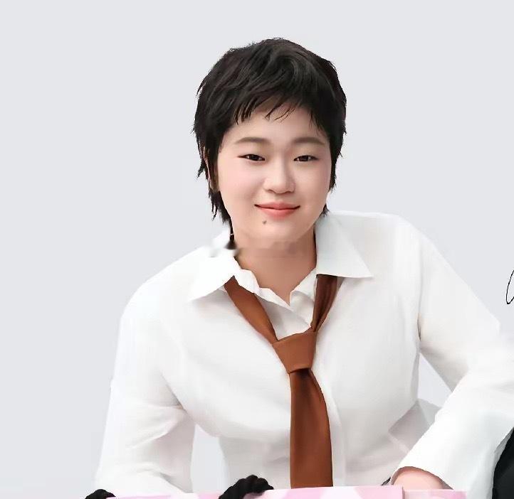 全红婵，正式官宣。8月3号，19岁的全红婵又被推上热搜，这一次不是因为跳水比赛，