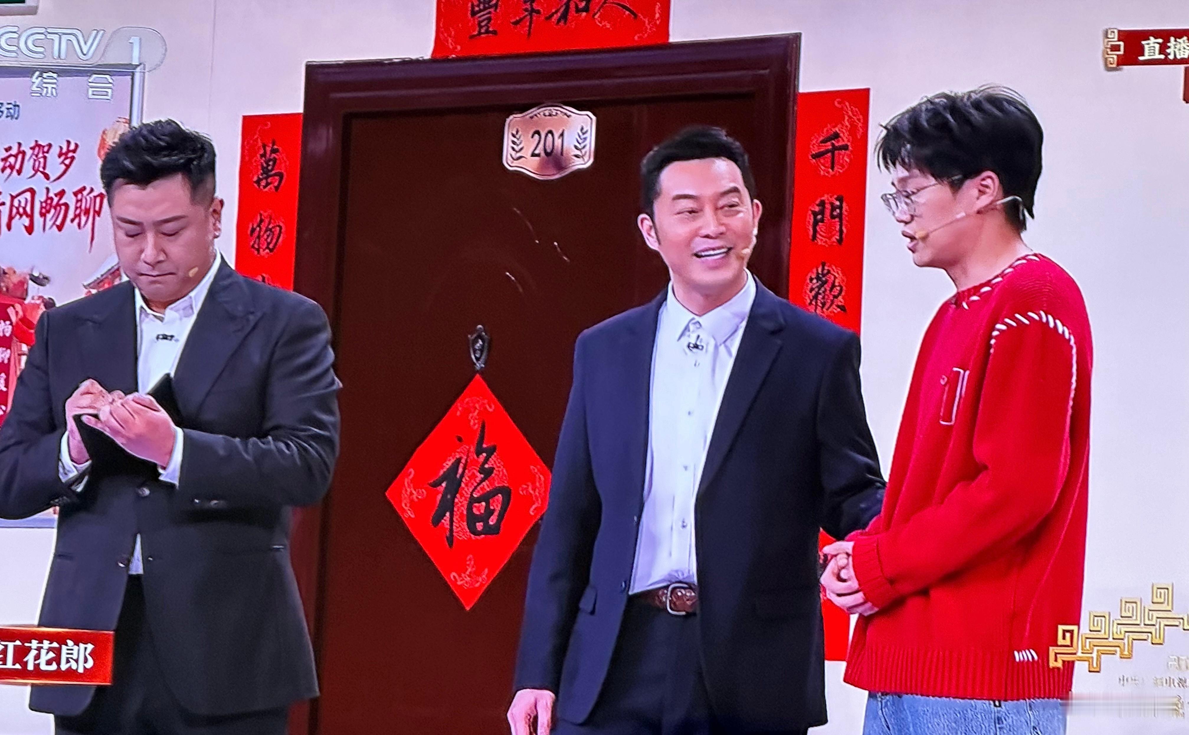 沙溢回春 沙溢怎么变得这么年轻了，他和李飞高海宝这个小品挺有意思，就是太短了。春