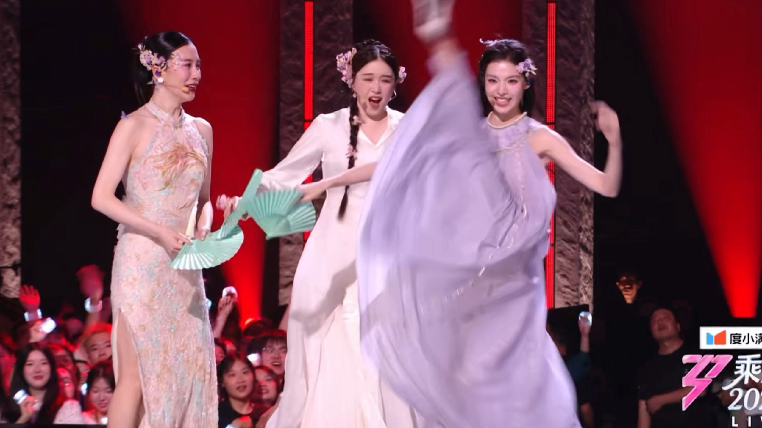 哎哟笑死我了阚清子让张艺上：妹妹给大家劈个腿！ 浪姐一公直播