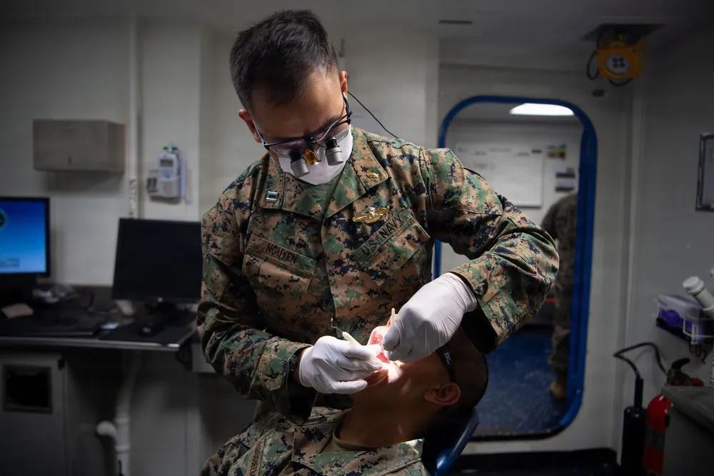 几乎每一艘大型美军舰艇都配备有牙科诊所，牙科军医。
2026年3月24日，太平洋