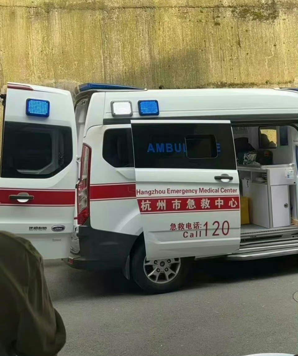 #陈丽君急性肠胃炎晕倒#连轴转的工作对身体是真的不好，一定要照顾好自己的身体啊[
