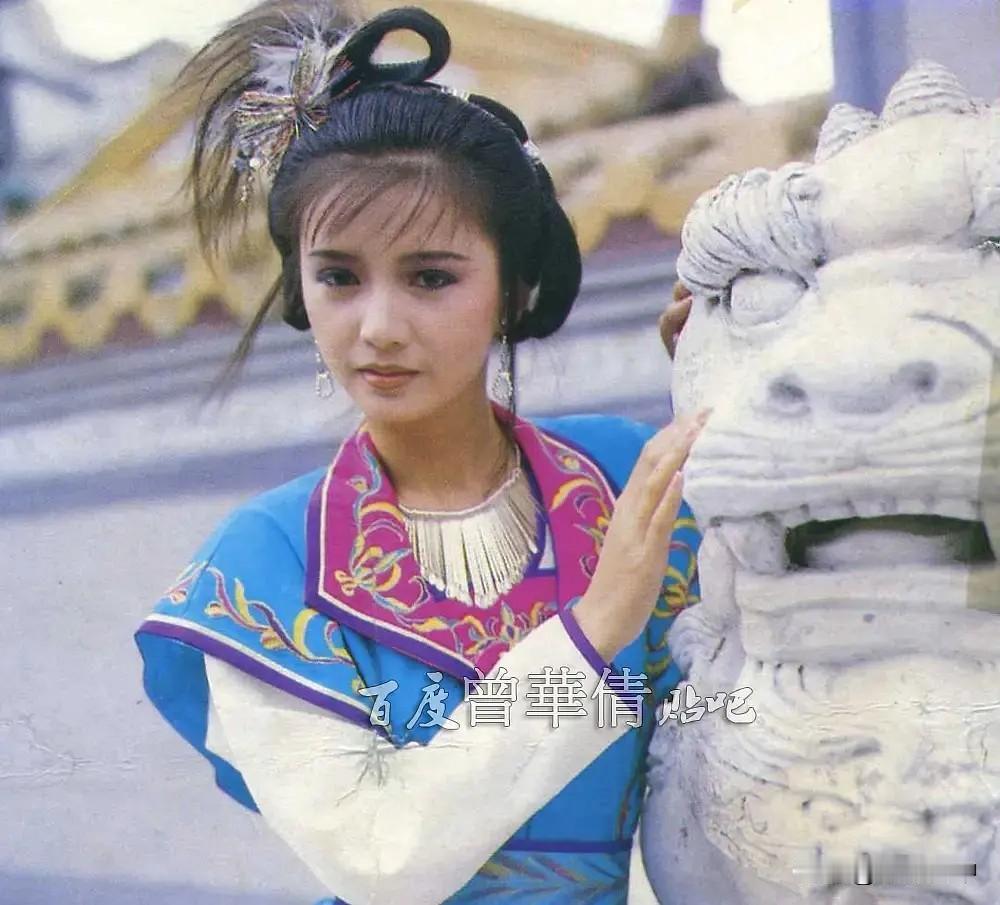 曾华倩这套《大运河》里的蓝色古装，扮相秀丽古典，气质清冷出尘。每张都很漂亮，觉得