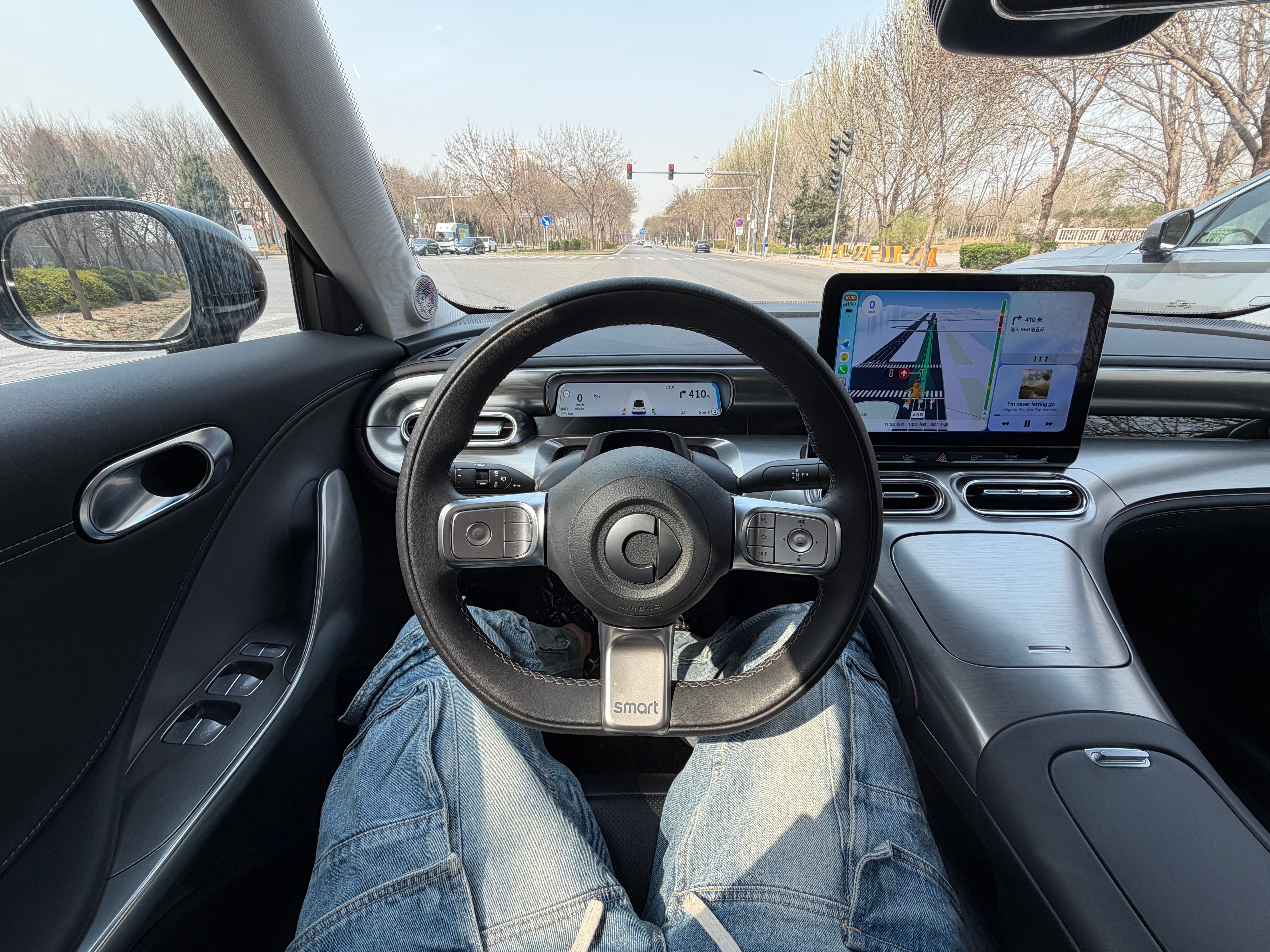 上午好朋友们，回北京也歇不了！先去棚里拍个巨帅的新车，然后再拍自己的选题。后天继