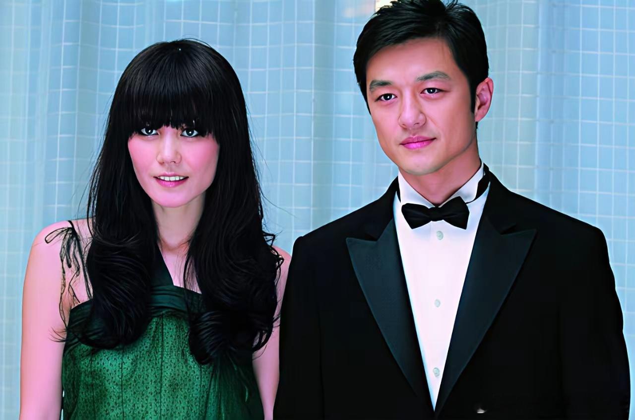 看了李亚鹏年轻时的老照片，终于明白为啥王菲、周迅和瞿颖都被他吸引了。年轻时的李亚