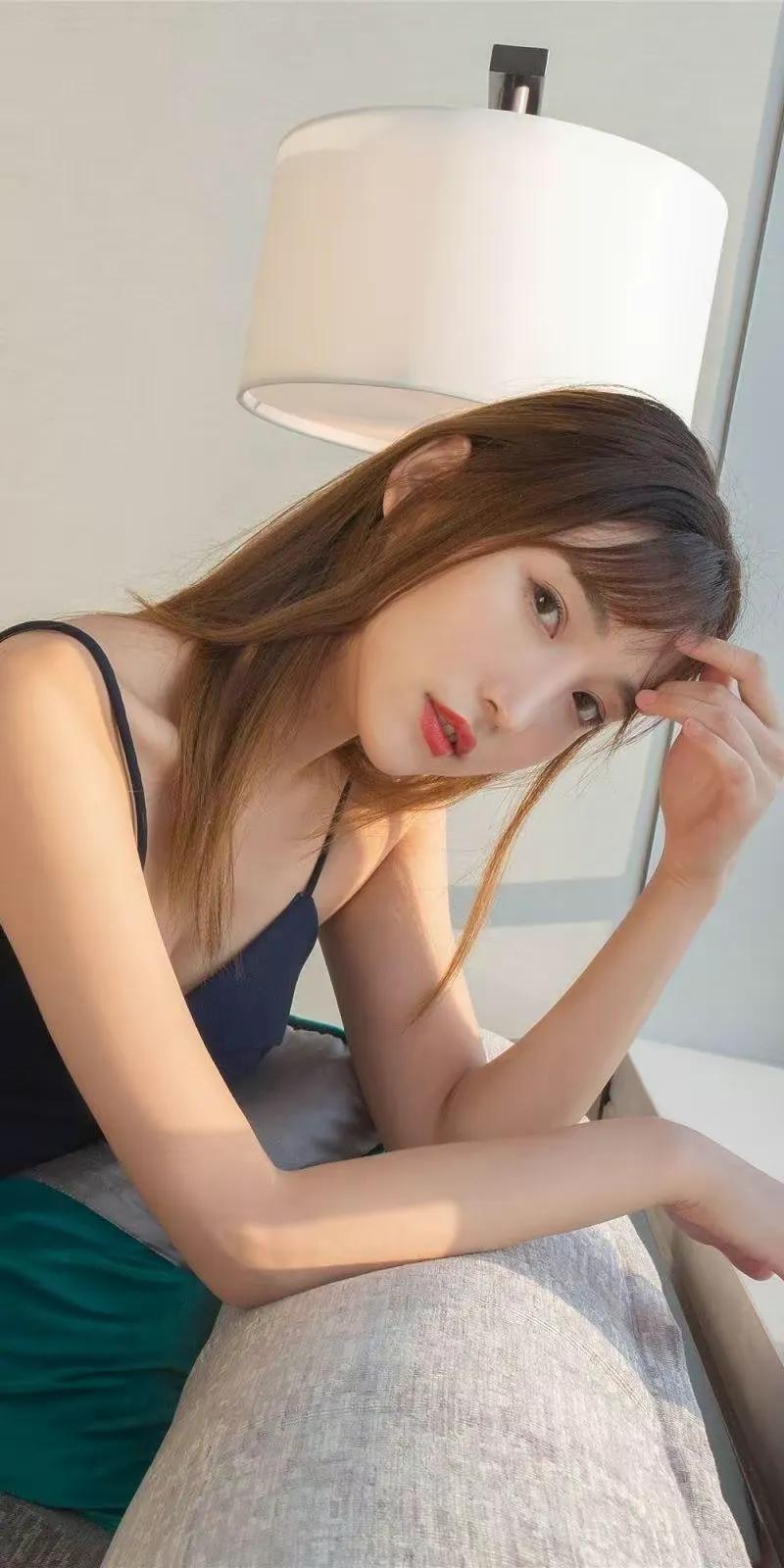 美女萱萱，吊带长裙，美若天仙