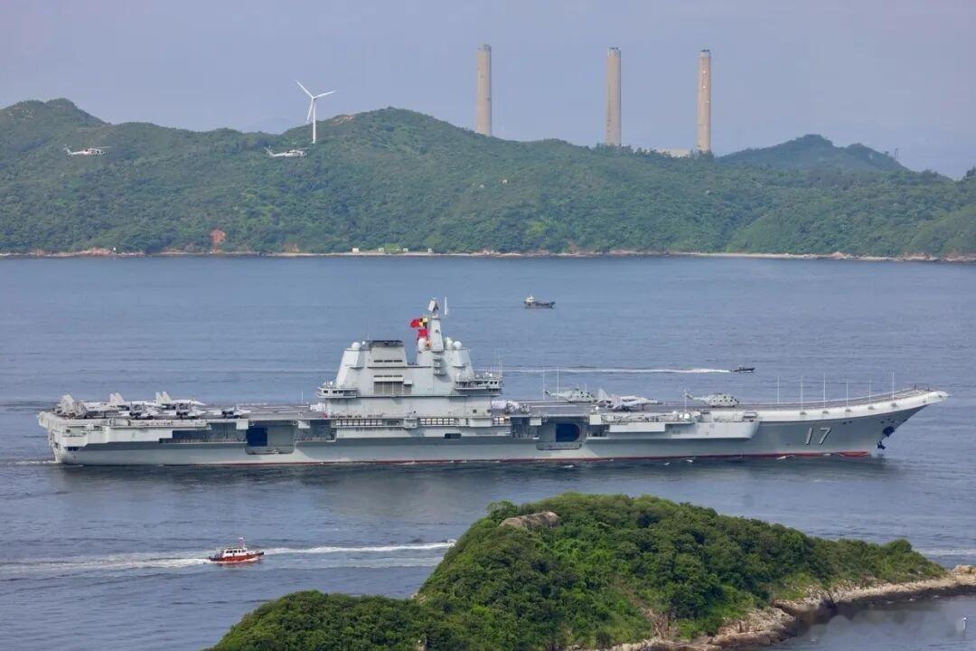 海南岛保障能力全面升级山东舰首次进入三亚港附近的干船坞这次进入船坞应该是做例行的