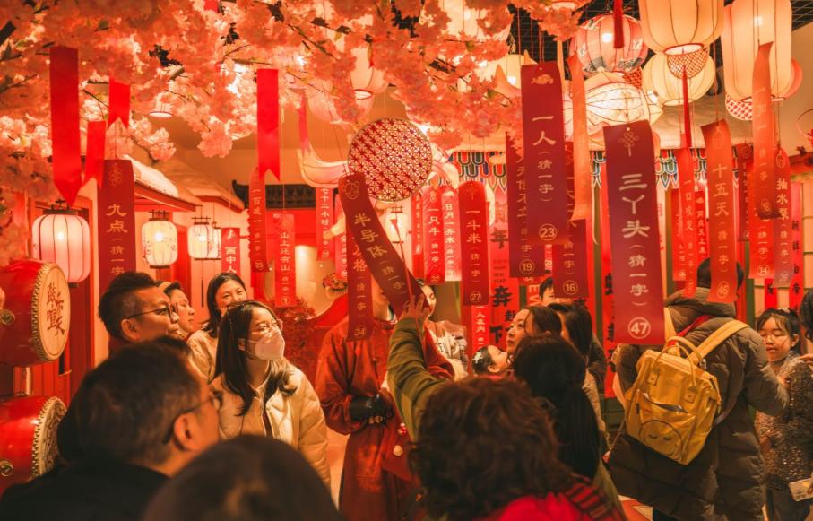 最近朋友圈和社交平台被一张春节拼假日历刷了屏，不少人拿着日历算来算去，只为解锁“