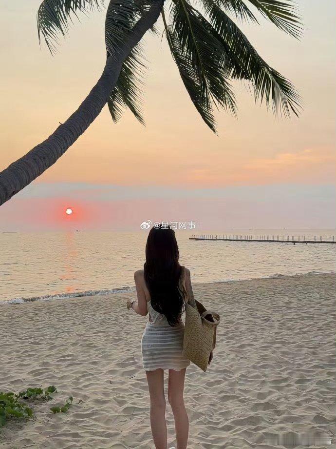 韩安冉晒比基尼照片韩安冉这比基尼身材管理也太强了吧！ 