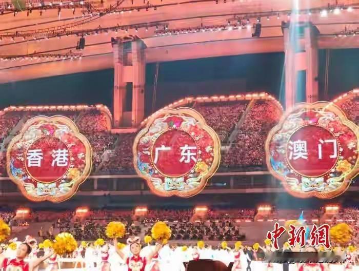 盗个图！
这图片抓拍的不错！很有意义！
对了，大家没事多看看“十五届全运会”啊！