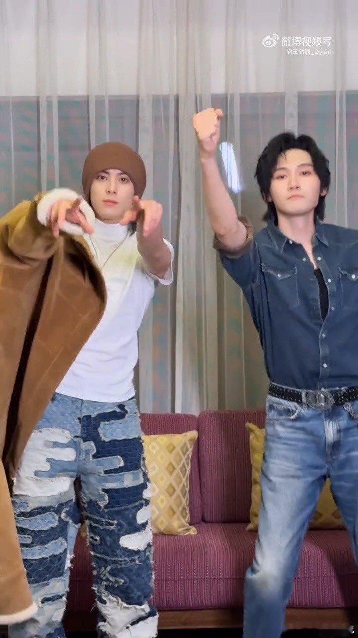 王鹤棣上班亿点高能量 看到王鹤棣这个物料的时候，真的是有点高能量的呀，他这张脸真