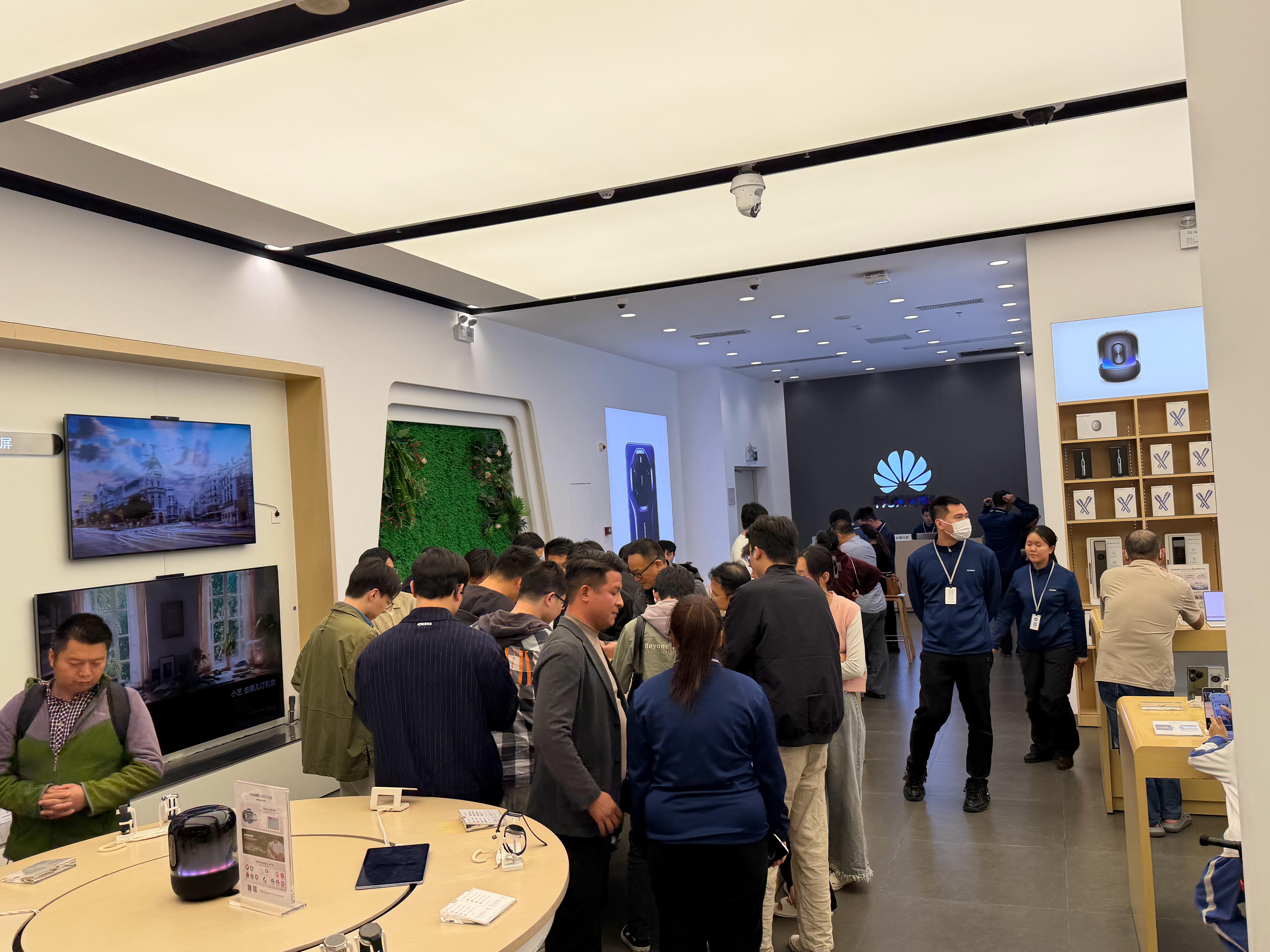 Mate 80这张桌子，想体验都排不上号 