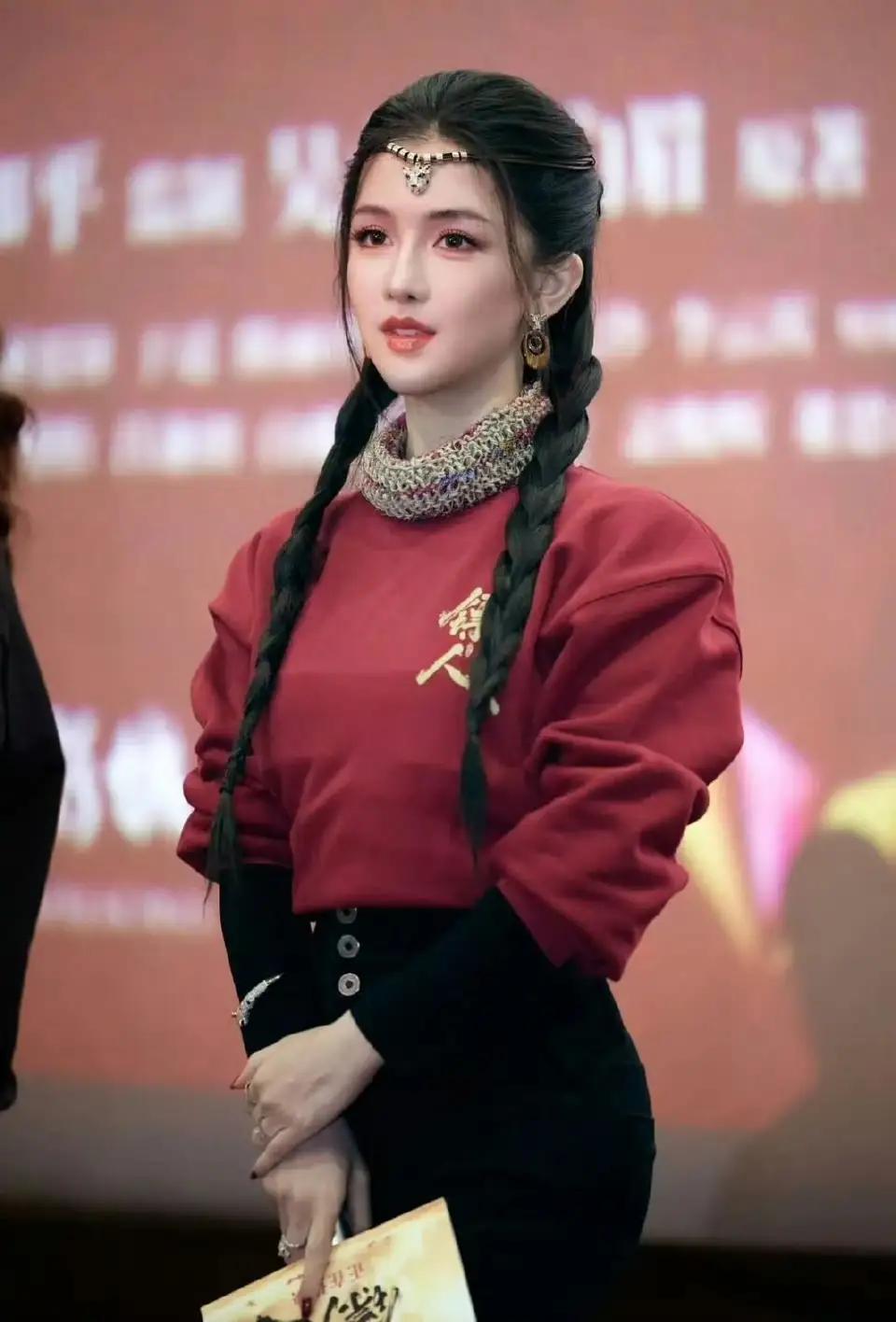 被景瓷惊艳到了，这不比陈丽君好看多了？

电影《镖人》宣传里，女主角都是宣传陈丽