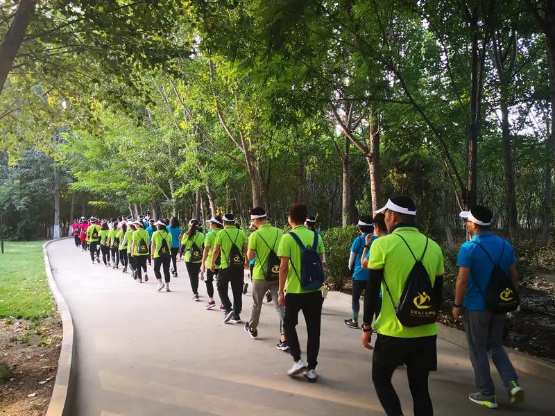 辽宁朝阳的暴走团事件真让人无语。7月17日，老年徒步团列队出发时占着路中央，阻挡