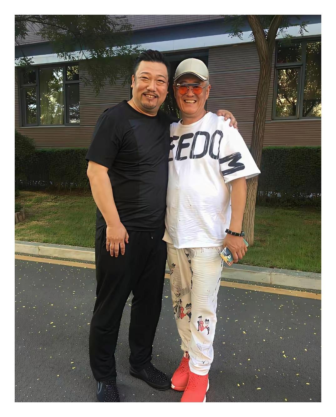 贾冰辞职前是‌浙江曲艺杂技总团副团长‌，行政级别为‌副处级干部‌，这也难怪他和喜