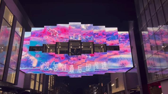 #胡梦周在西湖边屏幕里打碟##当电子音乐遇到杭州古韵# 电子音乐人胡梦周在湖滨i