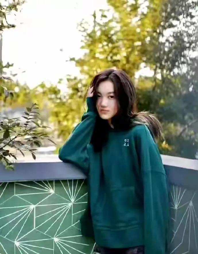 王菲的女儿李嫣女大十八变，兔唇都找不到了！如今的李嫣身高已经赶超妈妈，气场全开，