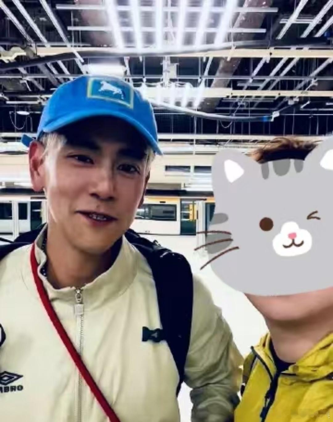 网友英国偶遇彭于晏彭于晏被粉丝贴脸开大网友成都偶遇彭于晏了，