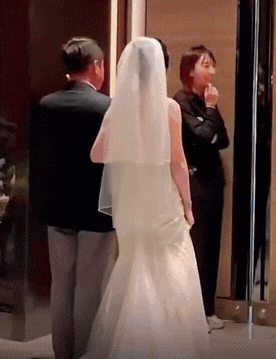 没有对比就没有伤害。
两场婚礼同时进行，一边是西式婚礼，另一边是中式婚礼。两边对