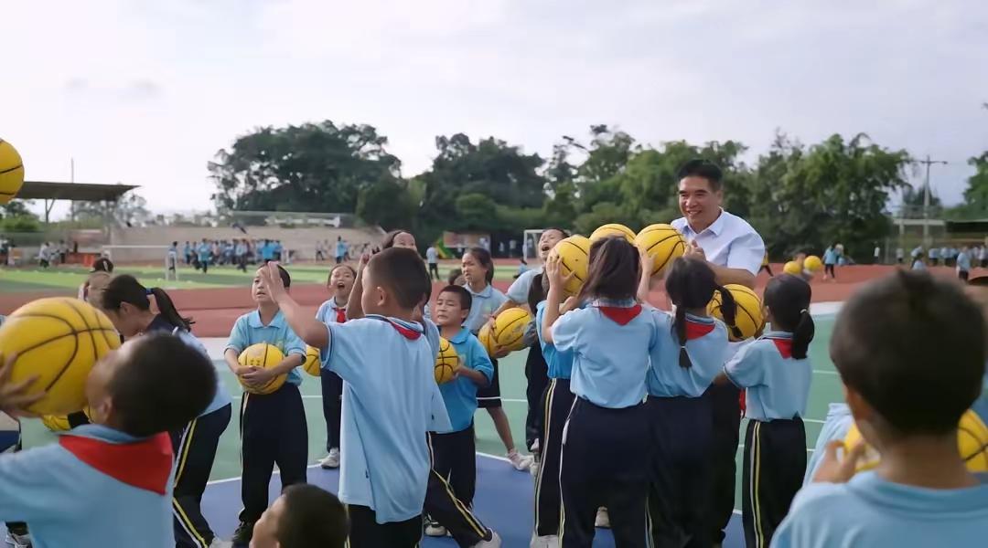 别再说体育耽误学习了！这所小学用运动和多彩社团逆转了学生成绩，效果令人震惊！20