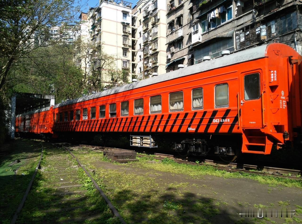 七年前在重庆南站附近三角道拍到的救援列车，过去铁路部门有一处救援点在重庆南站，救