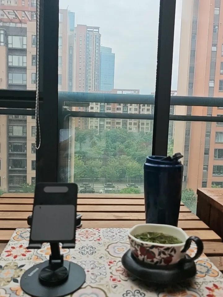 今天是周末，心里居然有莫名的小开心。
有人说，退休之后既不知道几月几号，也不知道