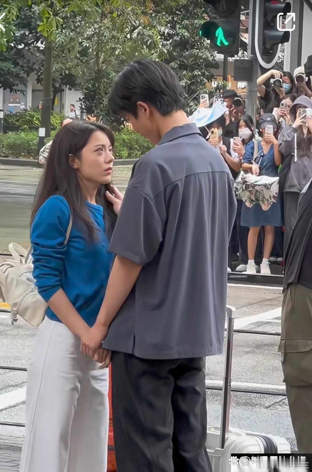 张凌赫和赵今麦拍吻戏，周围围满了看热闹的人！明星们真是够敬业的，完全不被打扰 