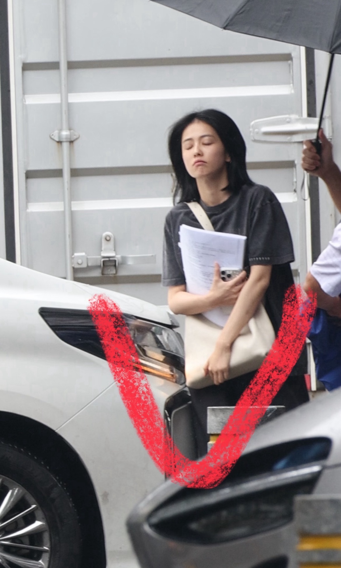 这只奶呼呼的妍儿还没有完全醒