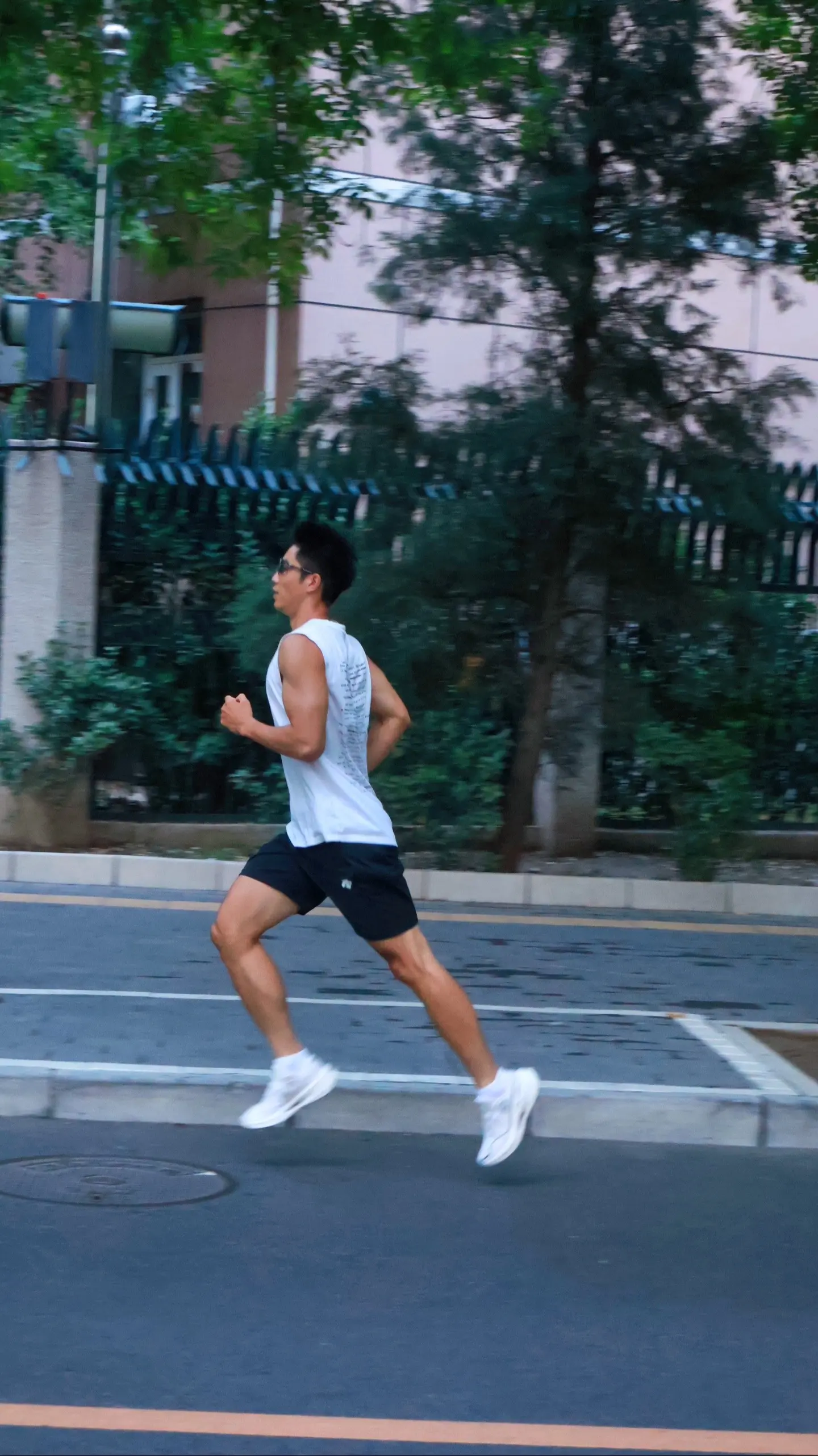 小熊快点跑。