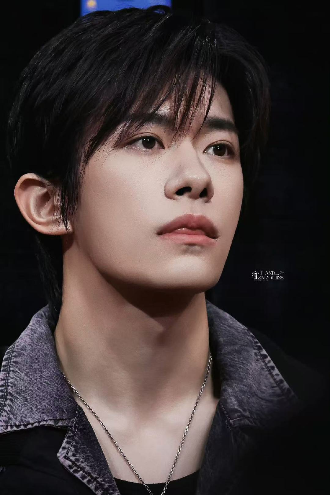 易烊千玺发布会内场图易烊千玺春节档片单发布会内场图发布会内场图更是封神！特别帅 