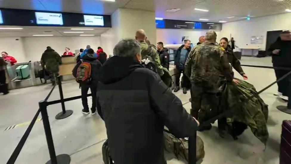 八国联军凑不成了，德国派往格陵兰岛的15人小队已经悄咪咪登机飞回了，前面还在信誓