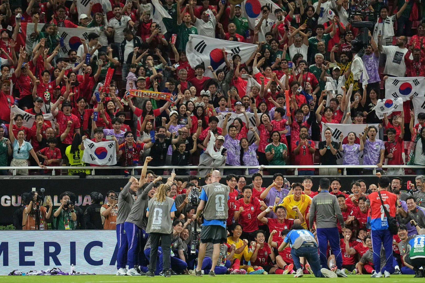 韩国队赢球后疯狂庆祝跪地怒吼世界杯速递， 韩国 2-1 捷克（A组首轮）捷克克雷