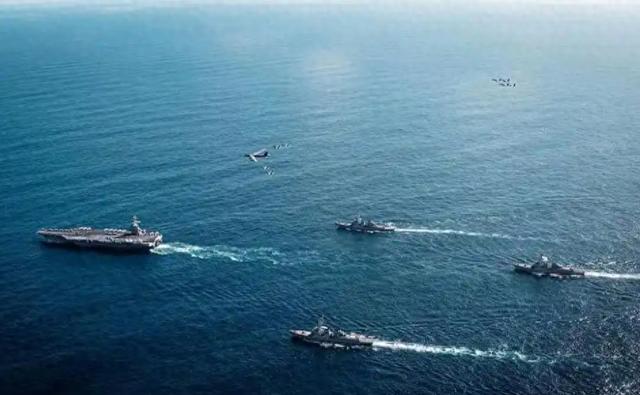 1.5万美军集结，100多架战机待命，导弹驱逐舰全副武装——但这次，他们不是去开